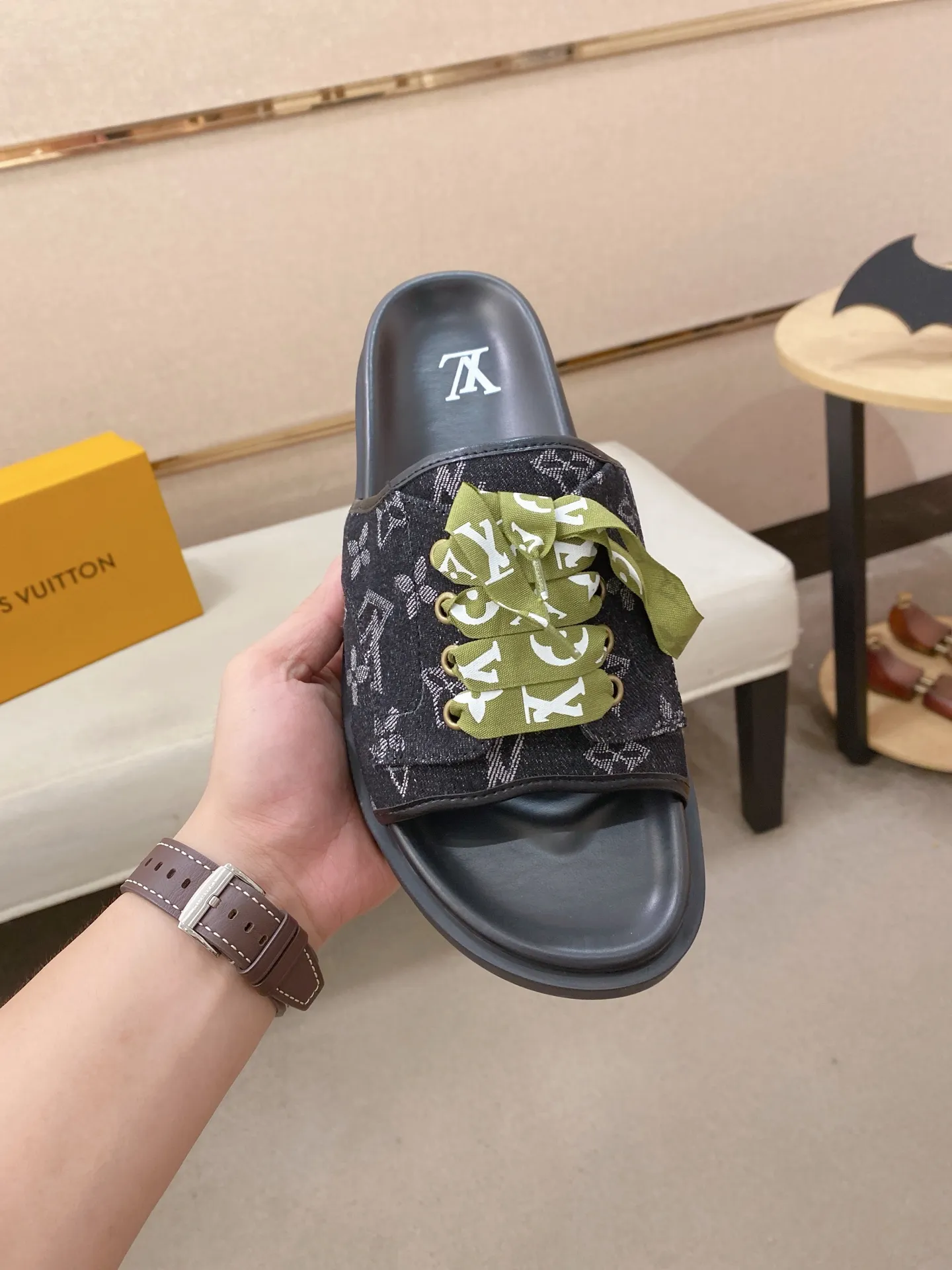 Men's shoes 💰: 340💰Made by LV🔍Top purchasing agents. Men's spring and summer slippers are available at the same counter. The uppers are imported cowhide from Italy, with logo graphics and high-quality craftsmanship. Soles: original soles specially provided by the original factory. Exclusive movable molded soles are super comfortable. Original goods follow orders. 🔍🔍High quality. You can enter and exit the counter at will. Welcome to compare. Size 38-44.